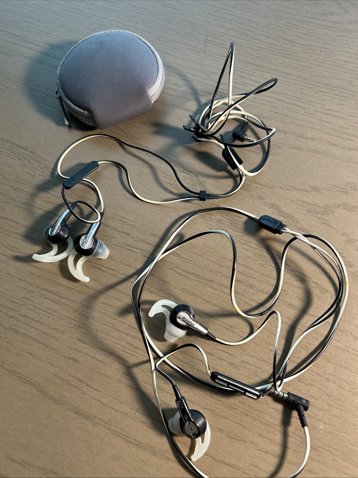 Bose IE2 In-Ear Wired Audio Headphones No Microphone Black White TESTED WORKING
