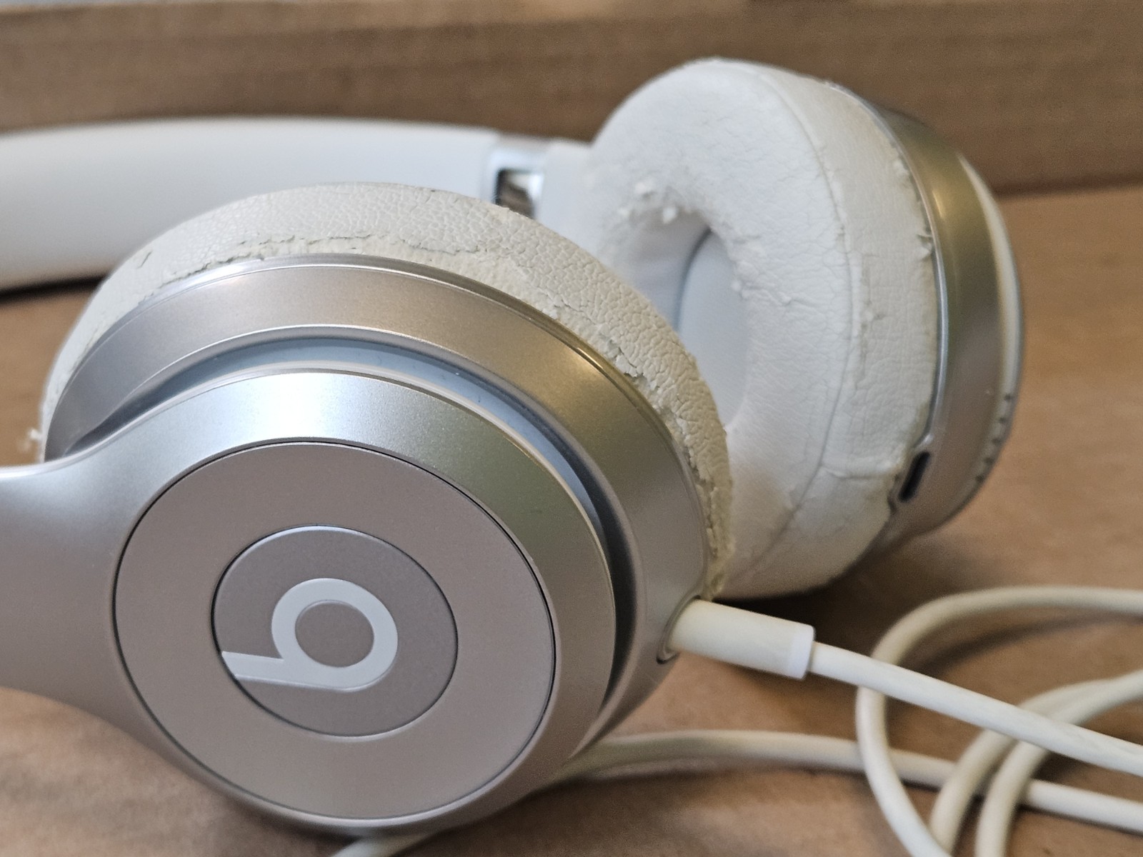 Beats By Dr. Dre Solo2 White Silver Wireless Headphones With Cable