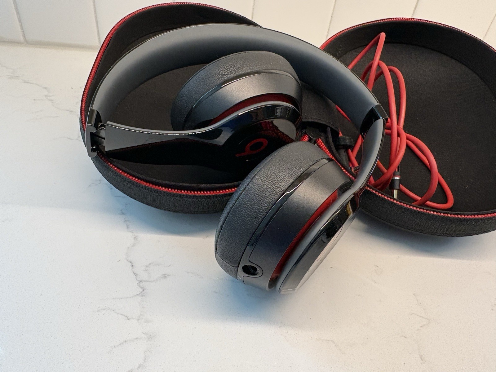 Beats by Dr. Dre Solo 2 On-Ear Headphones Black with Case & Audio Cable Used