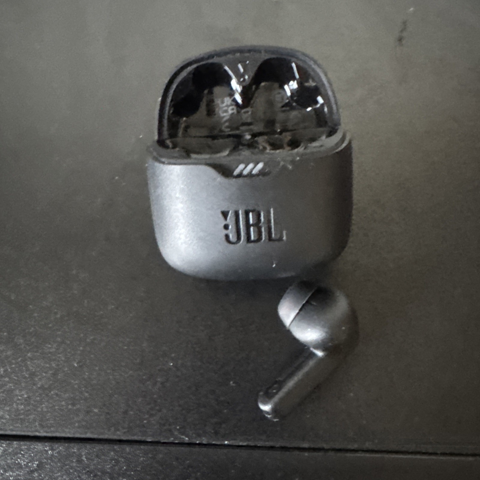 JBL Tune Flex Wireless Ear Buds. Comes With Charger, Earbud Sizes, And Case