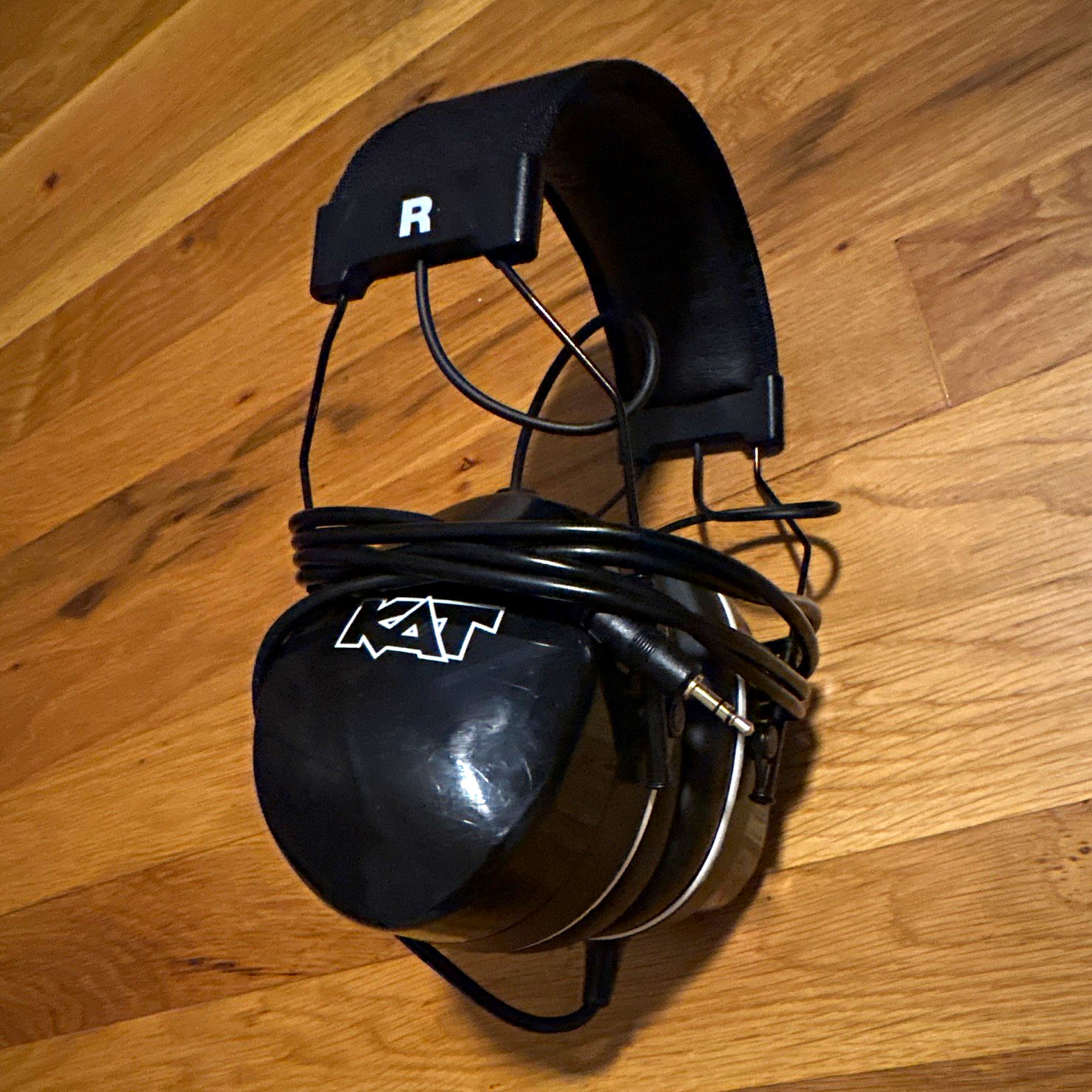 KAT KTUI26 Ultra Isolation Over-Ear Wired Headphones 3.5mm 6ft Black/White