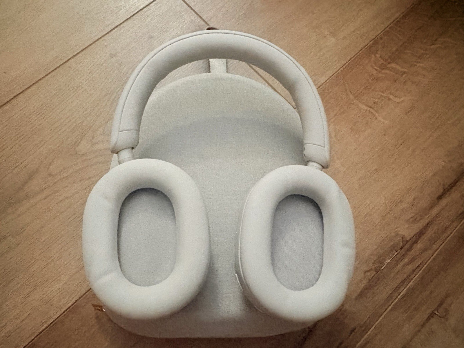 Apple AirPods Max White Wireless Over-Ear Headphones ANC w/ Smart Case
