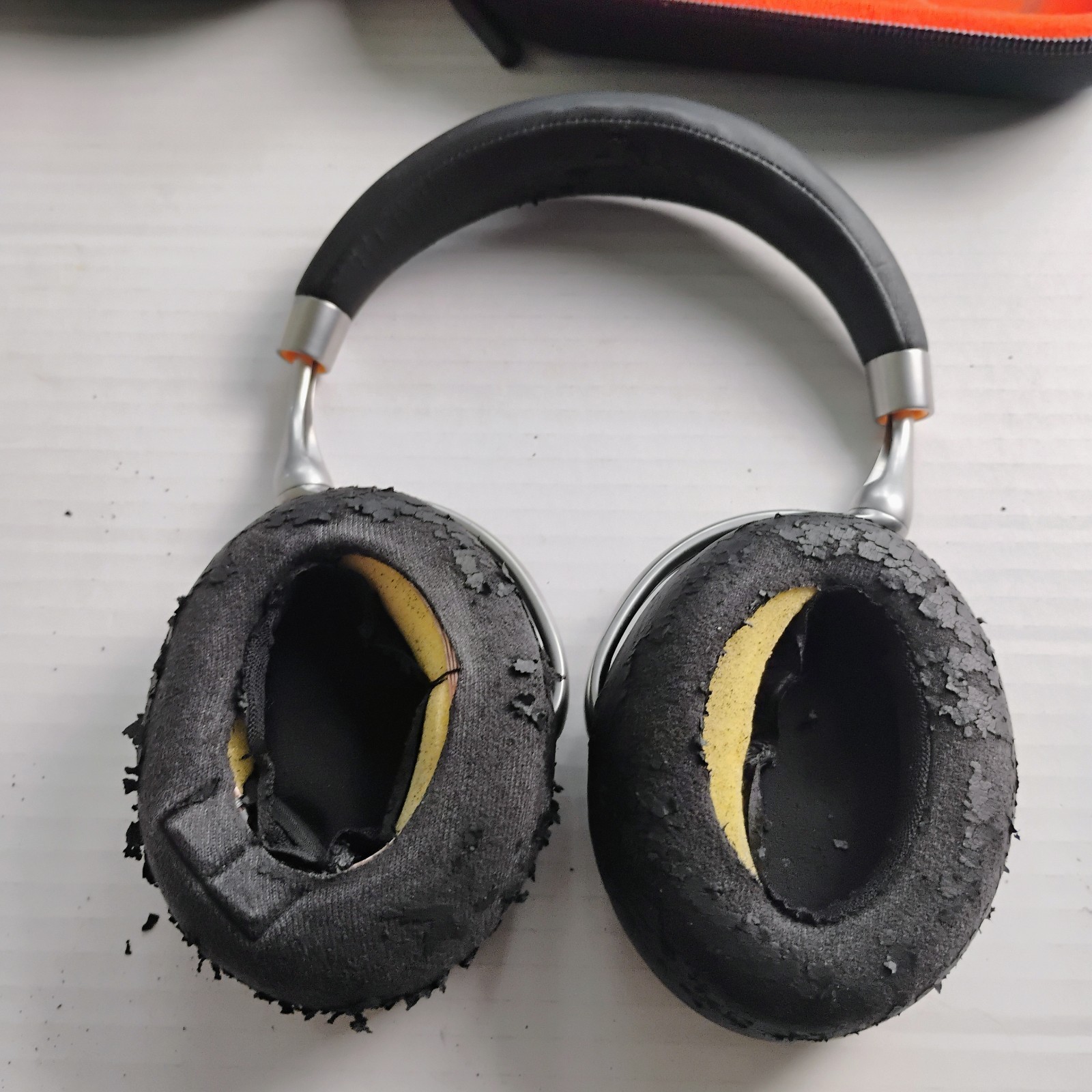 Parrot Zik 2.0 Wireless Noise Cancelling Headphones Need New Earpads