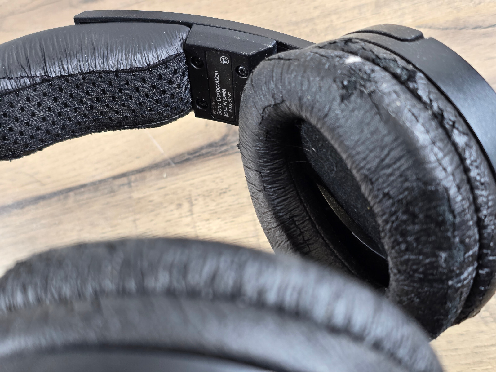 Sony Wireless Over Ear Headphones w/ Charging Aux Dock MDR-RF985R