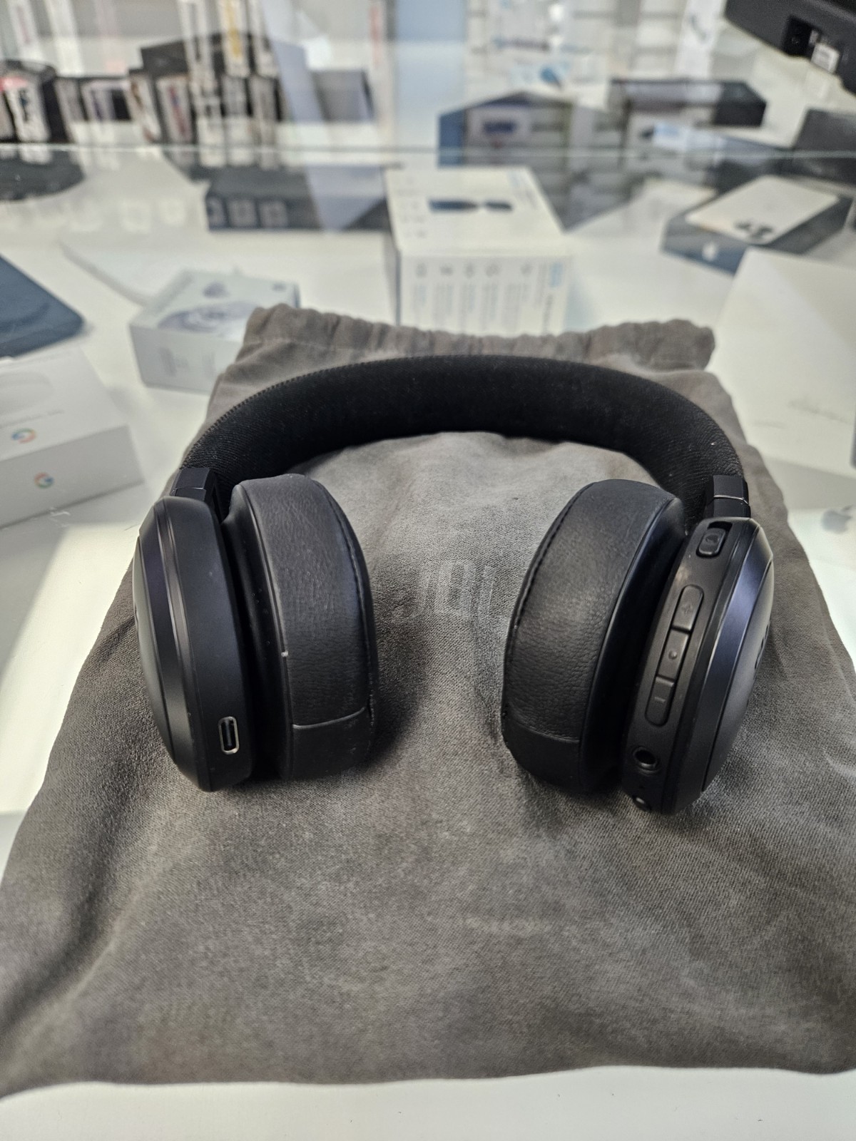 jbl live 675nc wireless on-ear headphones