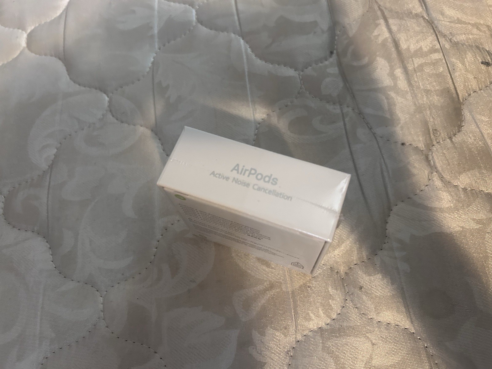 Apple AirPods 4 ANC Wireless Bluetooth In-Ear Earbuds White w/ Charging Case