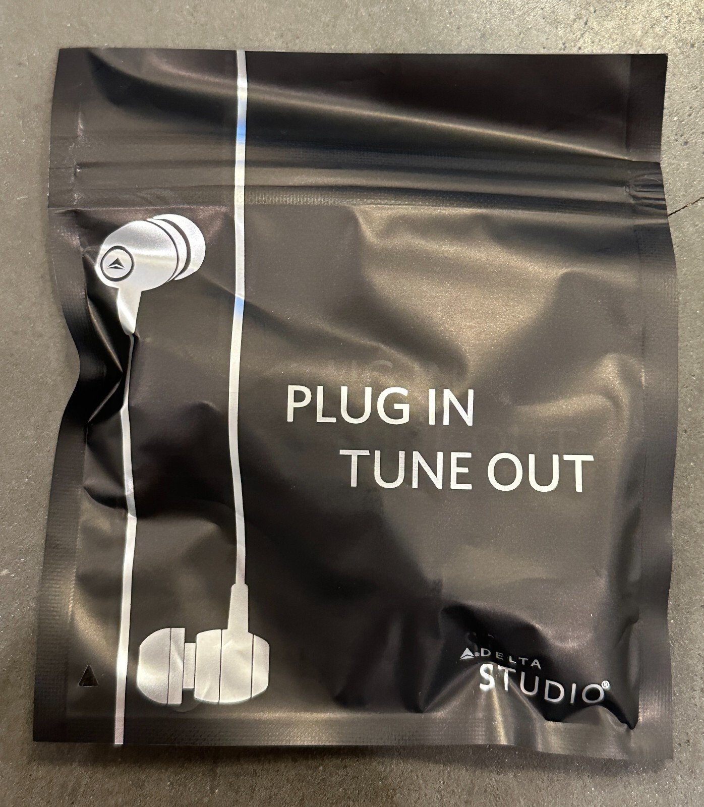 Lot of 3 New Delta Airlines Wired Earbuds “Plug In-Tune Out” Economy Studio