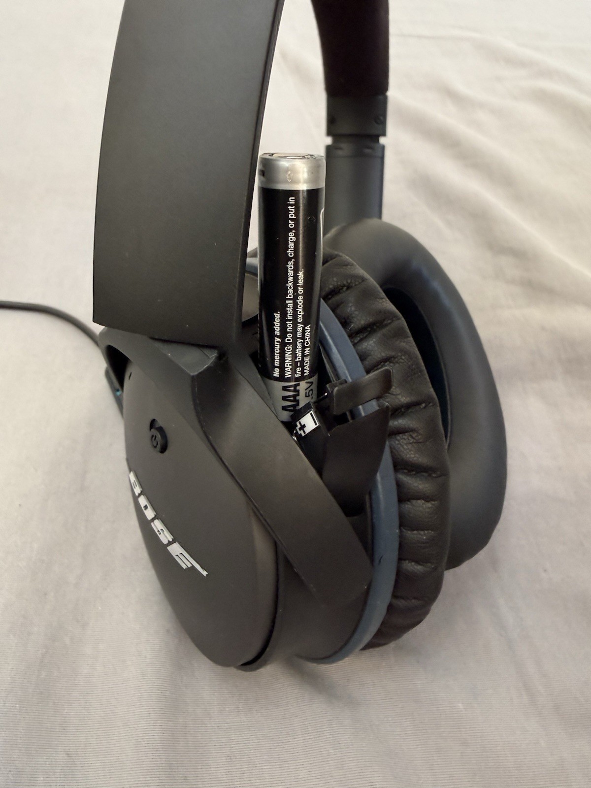 Bose QuietComfort 15 w/ Lightning C-Type Airplane Adapters & Case New Earpads