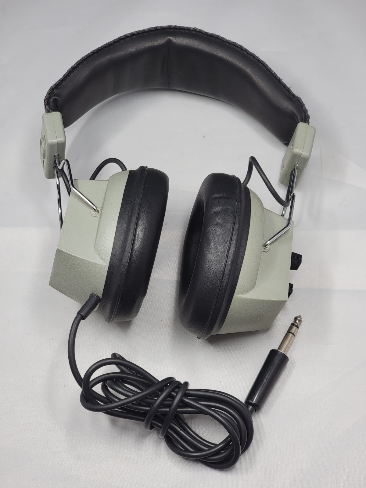 Realistic Nova 16 Over-Ear Stereo Headphones Volume Control 1/4in 8ohm 6ft