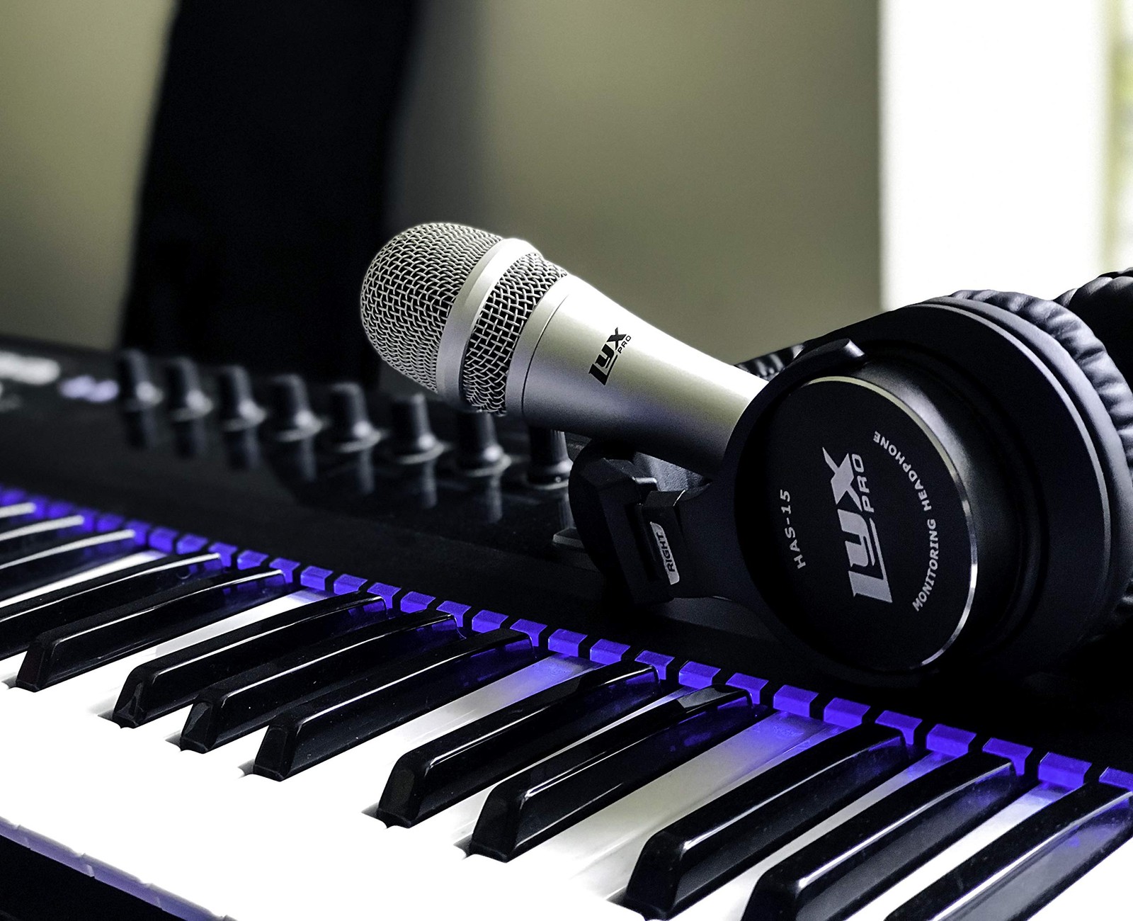 LyxPro HAS-15 Studio Headphones Closed-Back Over Ear with Detachable Cables