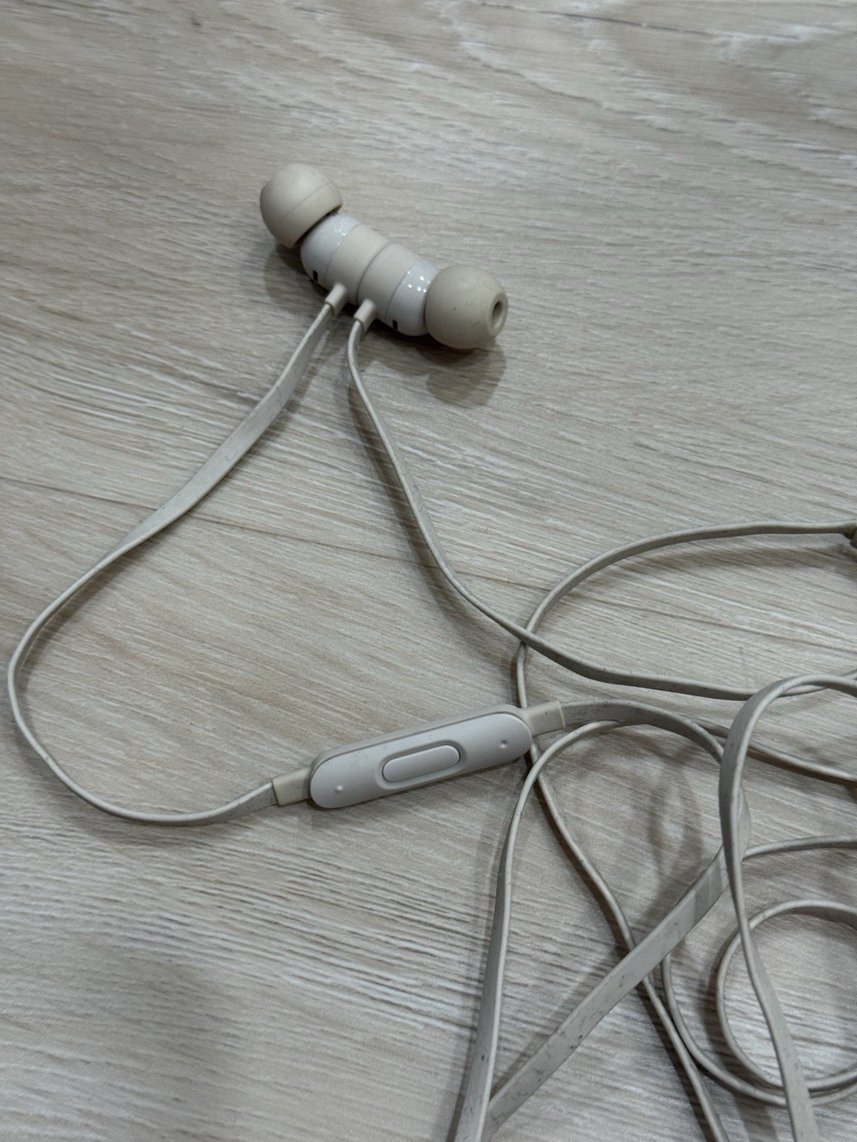 Beats by Dr. Dre UrBeats3 In-Ear Headphones Satin Gold – Lightning Connector-CR