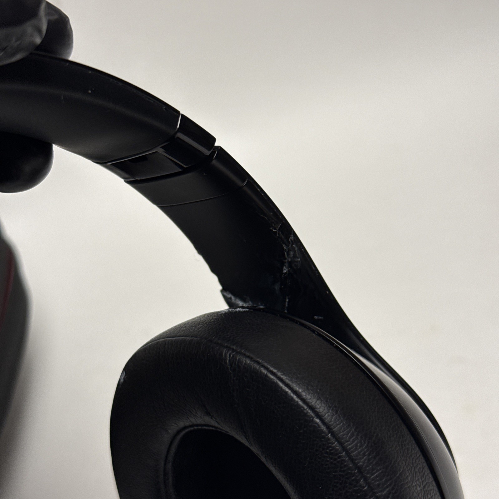 Beats by Dr. Dre Studio3 Over the Ear Wireless Headphones -Black (Cracked Side⚠️