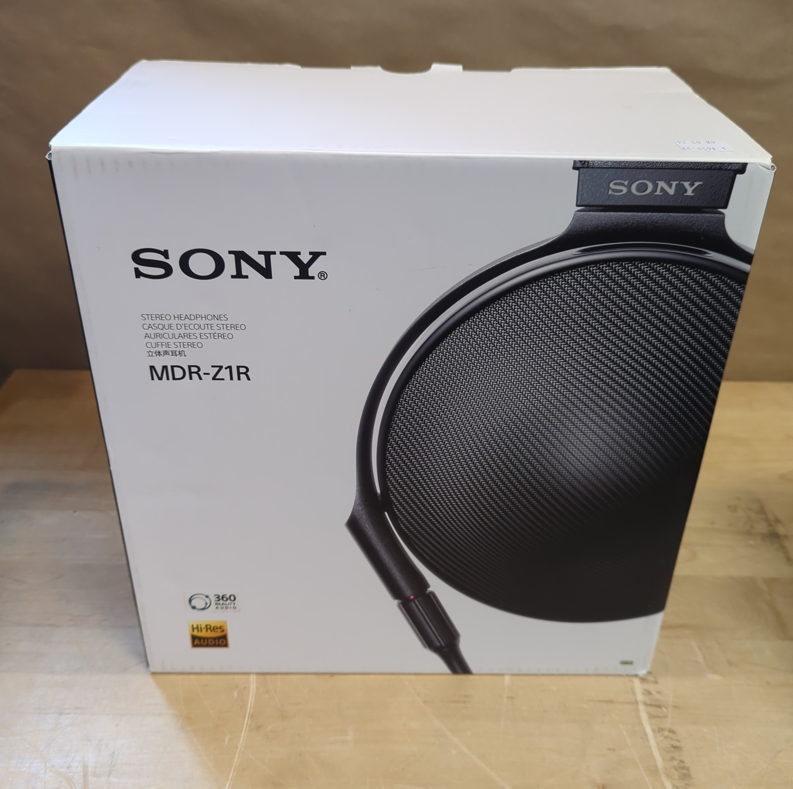 Sony MDR-Z1R Premium Hi-Res Closed-Back Over-Ear Headphones + Box & Accessories