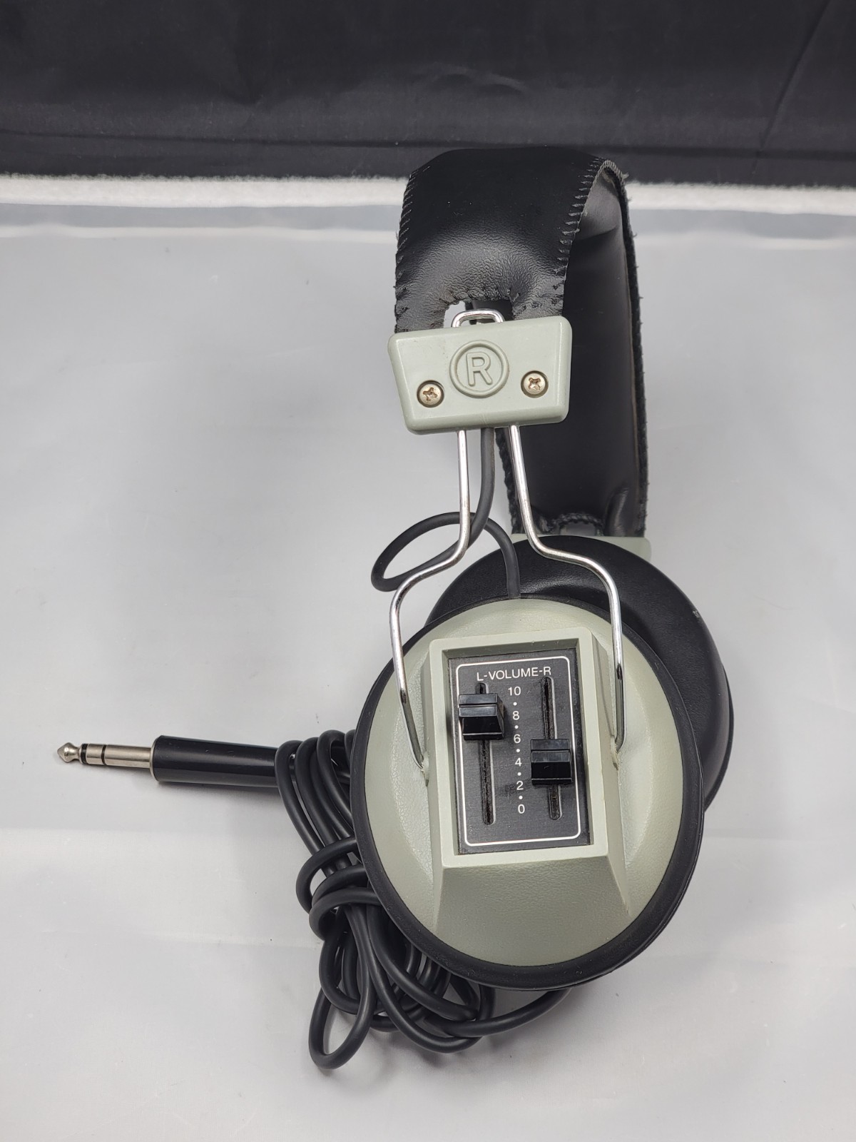 Realistic Nova 16 Over-Ear Stereo Headphones Volume Control 1/4in 8ohm 6ft