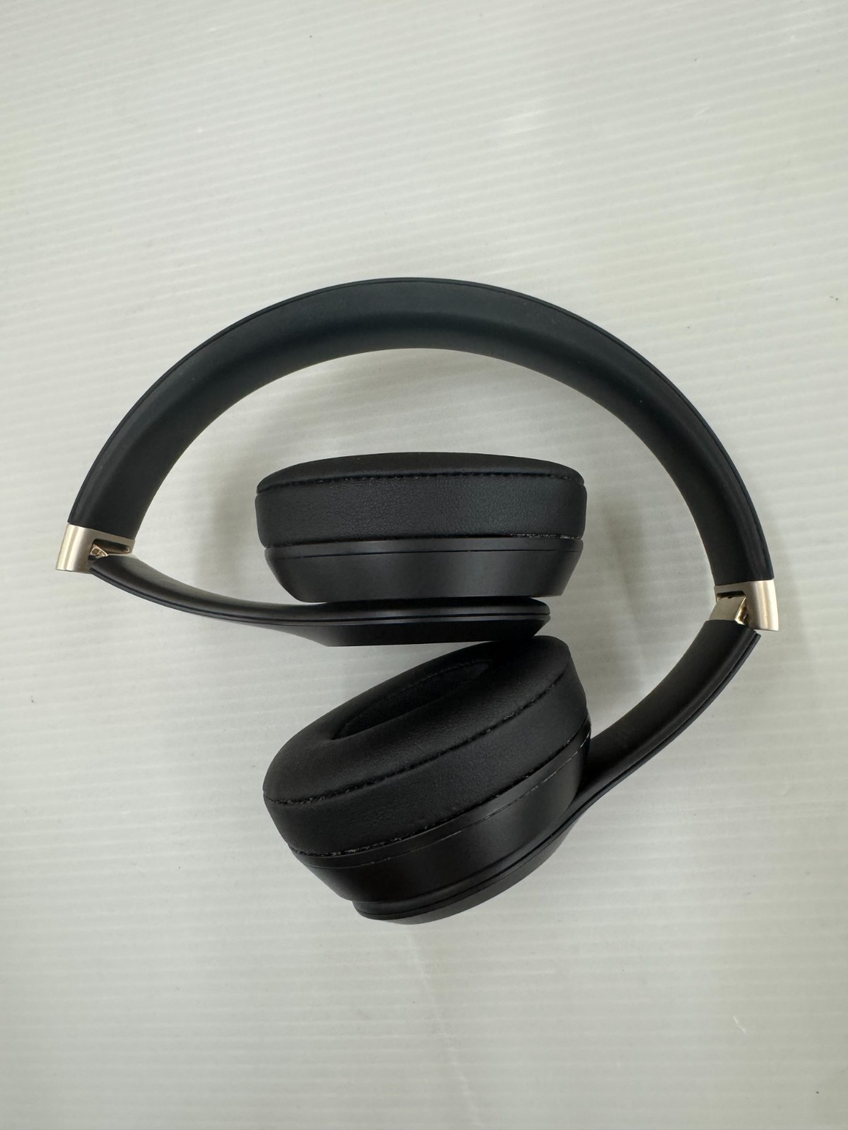 Beats Solo 4 Black and Gold