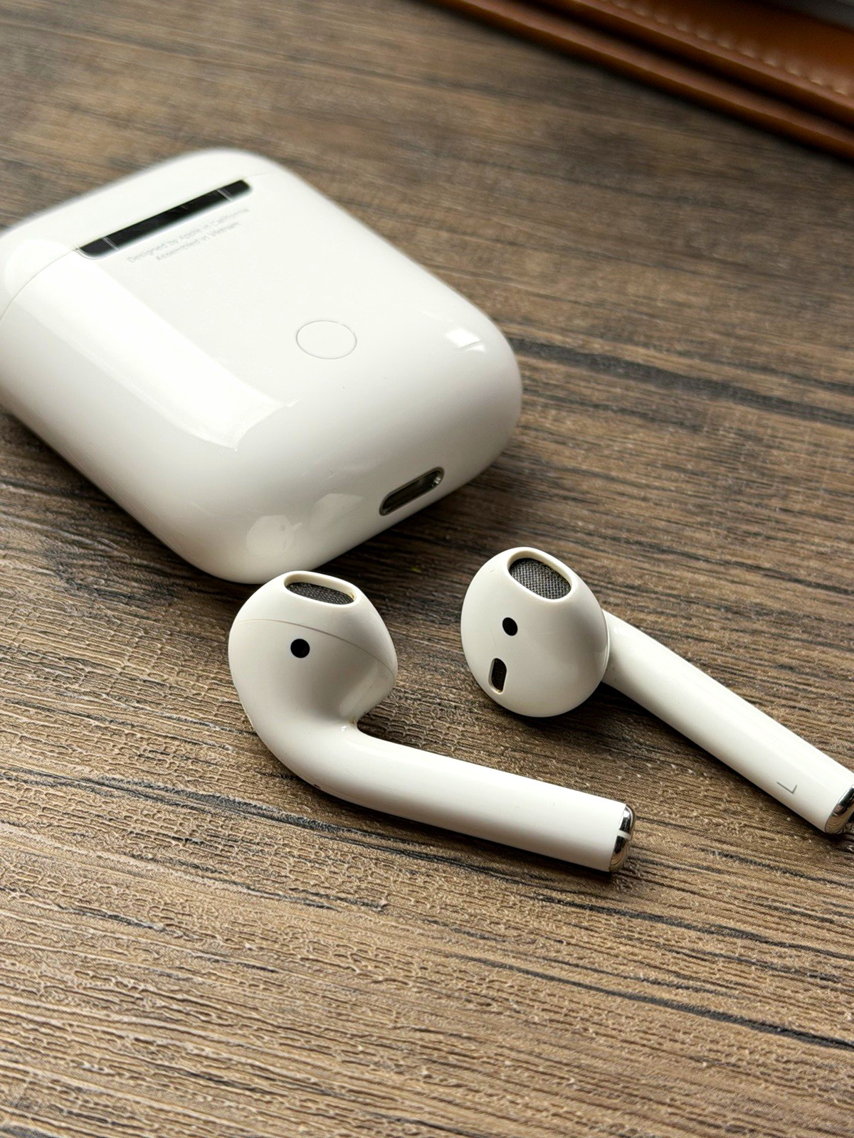 Apple AirPods gen 2 White In-Ear Bluetooth Wireless Earbuds w/ Charging Case.