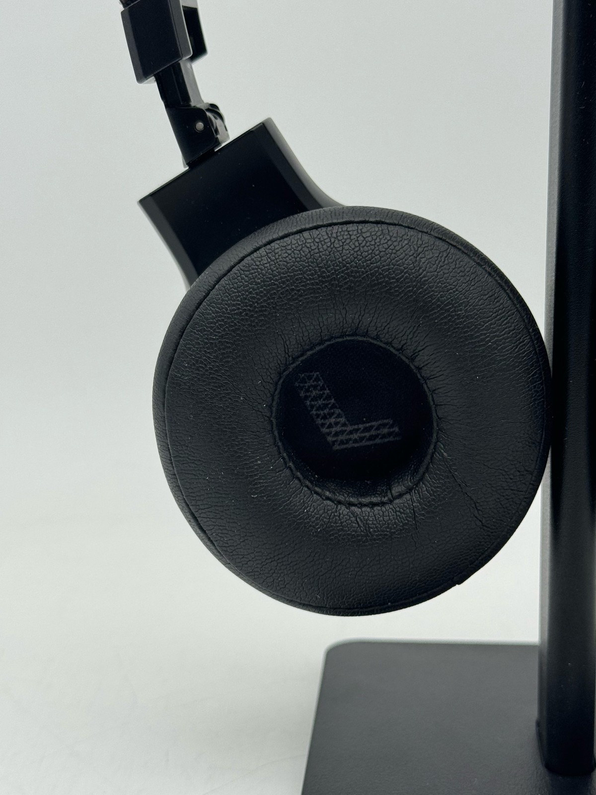 JBL Live 670NC Noise Cancelling Wireless On-Ear Headphones Black