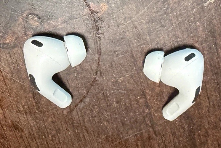 Apple AirPods Pro 1st Gen Earbuds W/ AirPods Pro 2 Lightning ChargingCase Tested