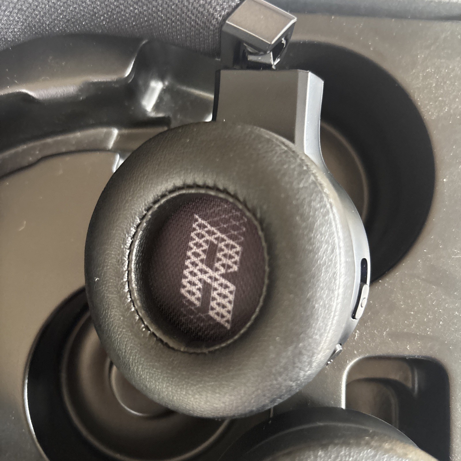 JBL Live 460NC Wireless On the Ear Noise-Canceling Headphones – Black –