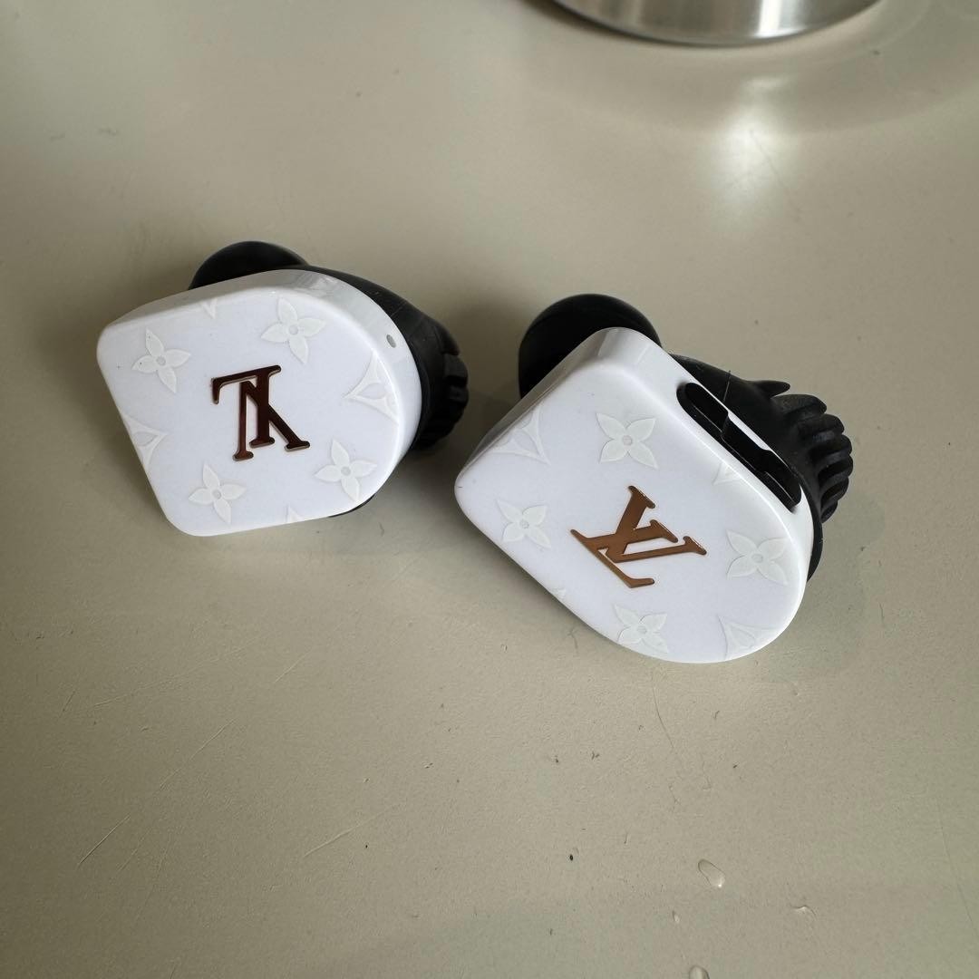 Louis Vuitton Wireless Earphones LV Logo White Gold Earbuds Charging Case O56