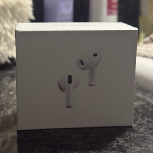 Apple AirPods Pro 3 Wireless In-Ear Bluetooth Earbuds w/ Charging Case White