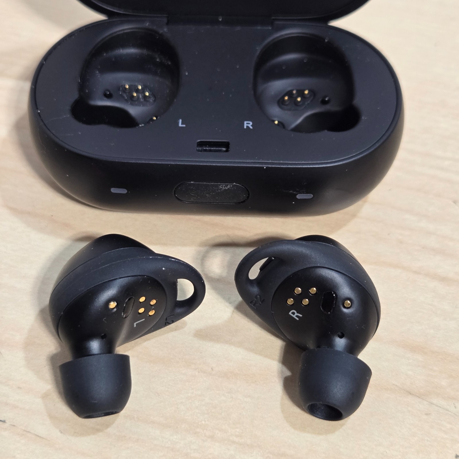 Samsung SM-R140 Black Wireless Bluetooth In-Ear Earbuds w/ Charging Case