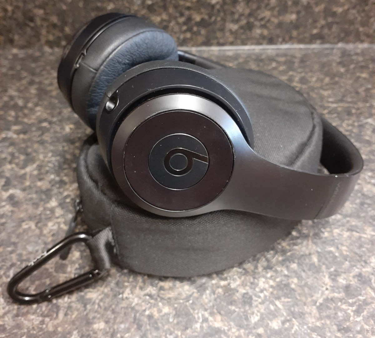 (RI4) Beats by Dr. Dre Solo3 On Ear Wireless Headphones – Matte Black – W/ Pouch