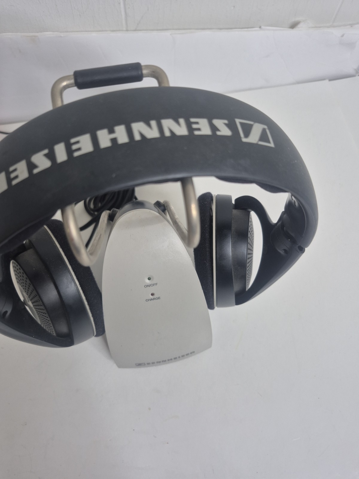 Sennheiser HDR120 Wireless Headphones w/TR120 Wireless Charging Stand Working