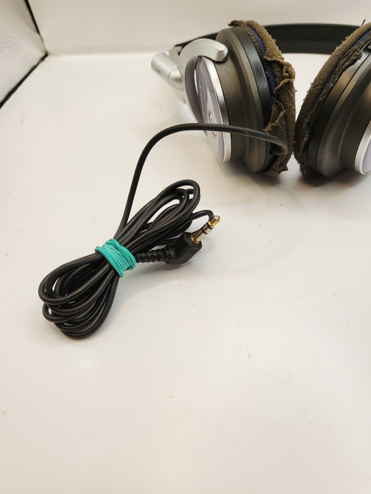 SONY MDR-NC6 Noise Canceling Wired Portable Audio Headphones (Needs Ear Pads)
