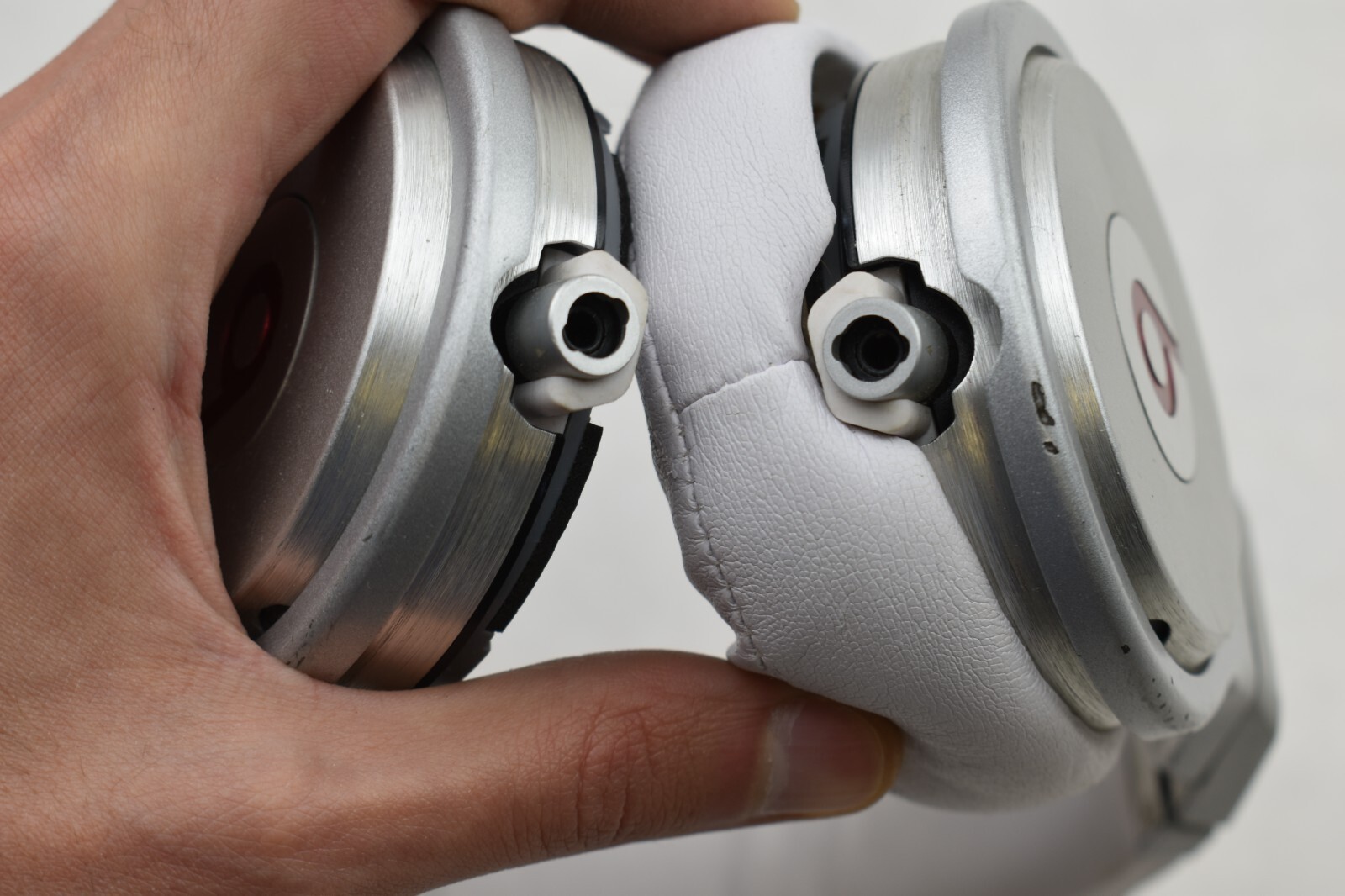 Monster Beats Pro by Dr Dre Over the Ear Headphones White/Silver READ DESC