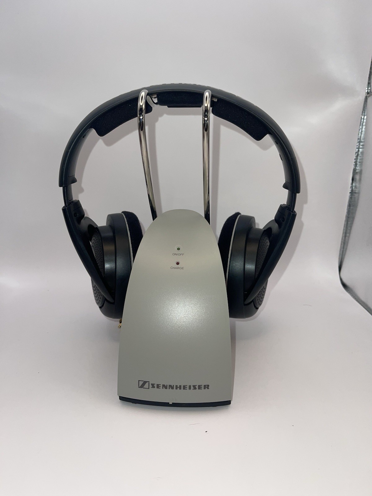 Sennheiser RS 120 Wireless RF Headphone System W/ Charging Base USED NEED BATT