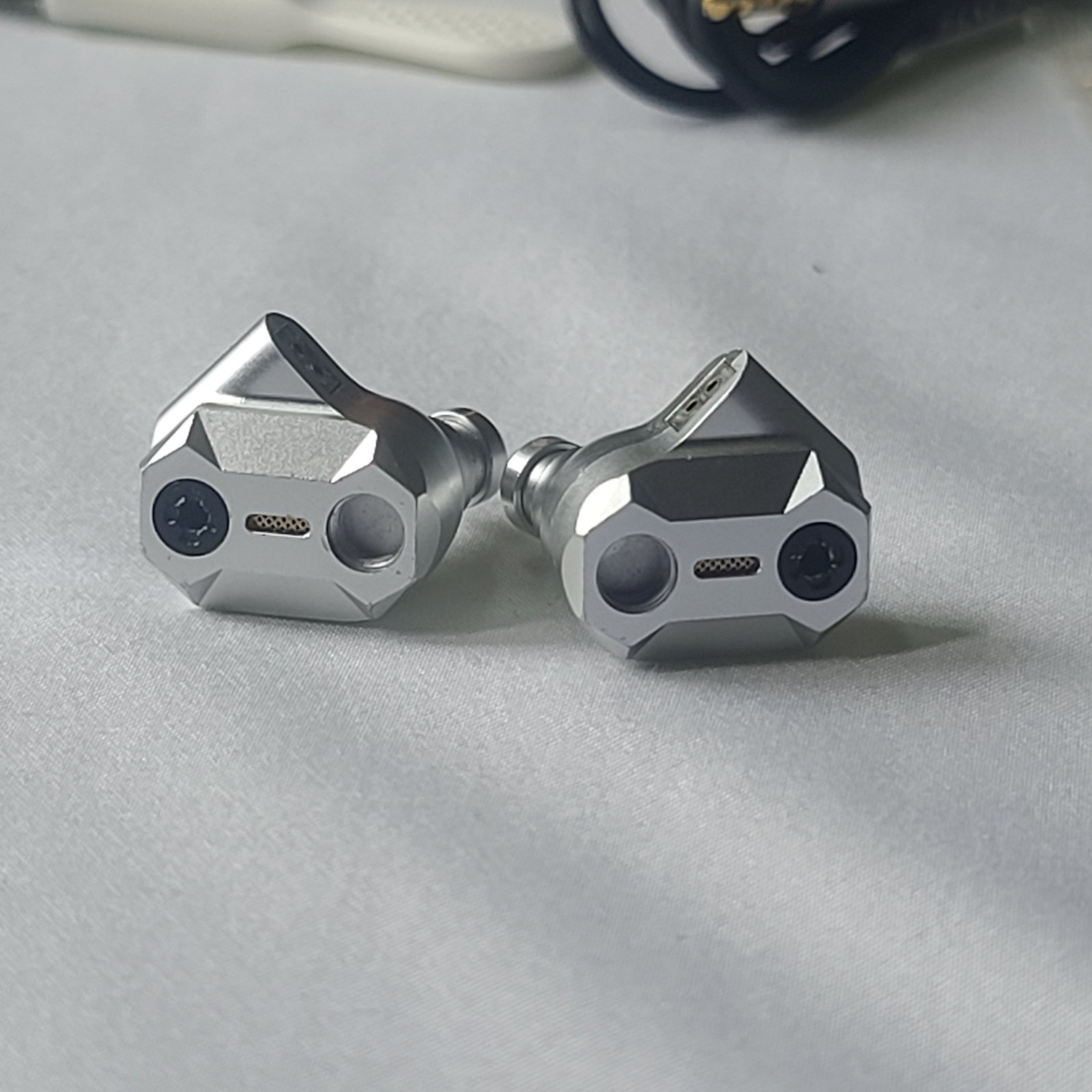 Shuoer Tape Pro Hifi In Ear Headphones With Assorted Accessories