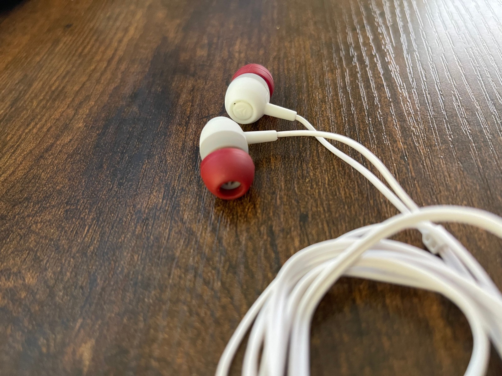 Unbranded White and Red Wired Earbuds with a 3.5 mm Angled Audio Jack Connector