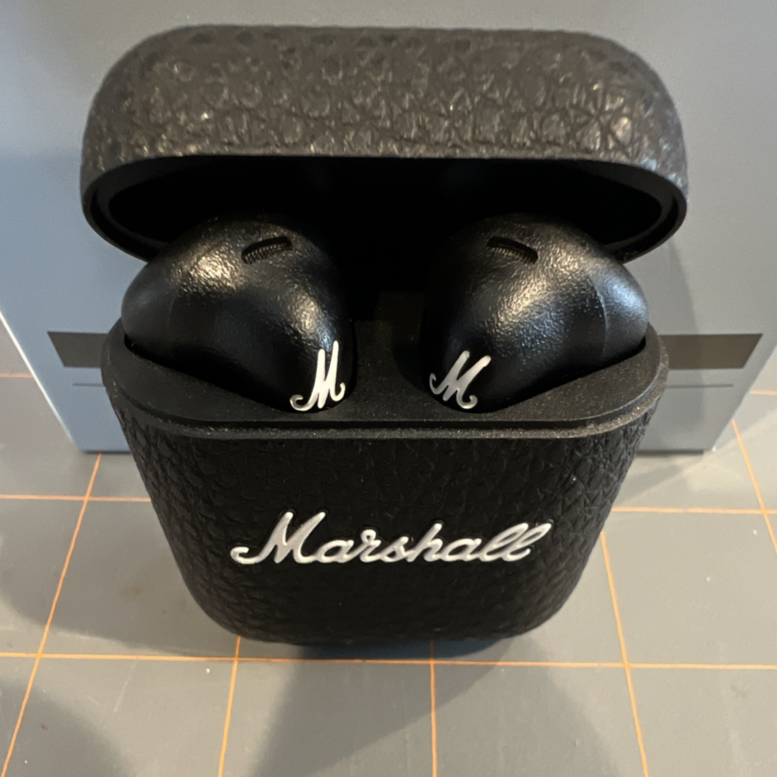 Marshall Minor IV Wireless Earbud Headphones Black Charging Case