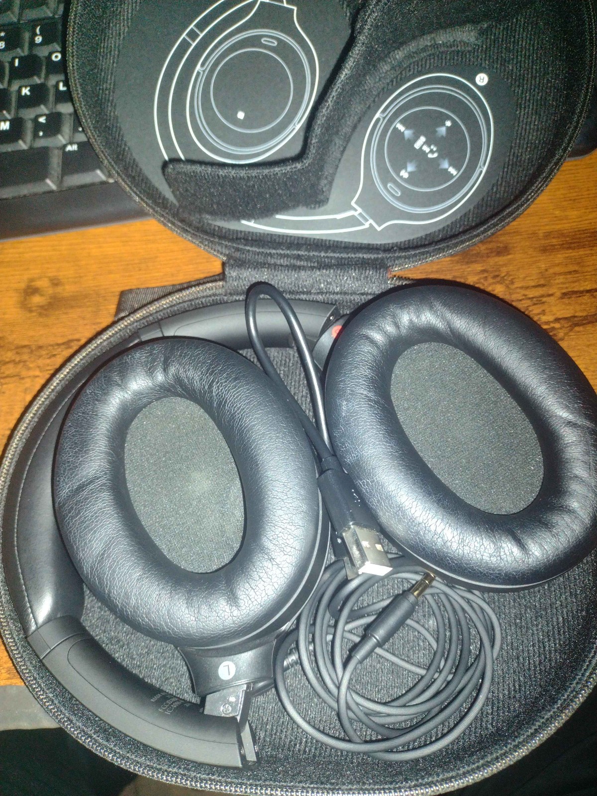 Sony WH-1000XM4 Over the Ear Wireless Headphones – Black HAS CASE + COMPONENTS!