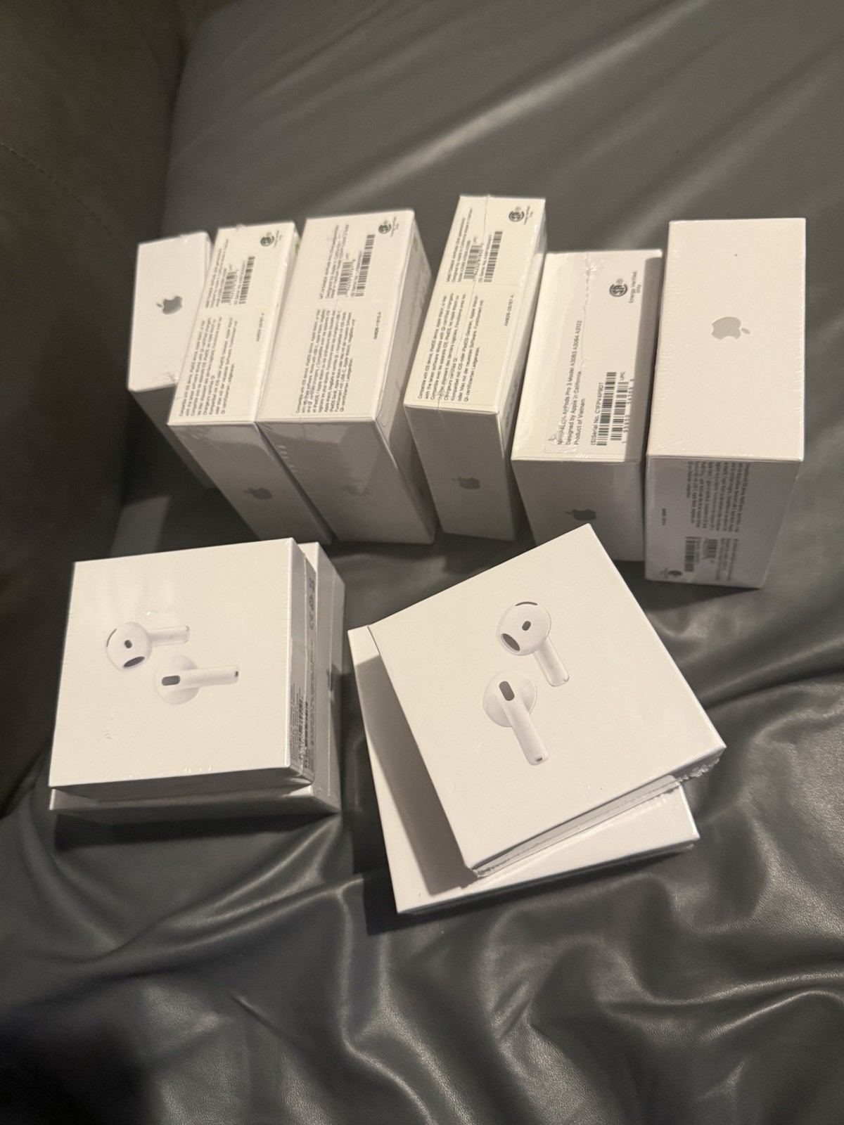 Apple AirPods Wireless Bluetooth In-Ear Earbuds White Built-In Mic 2020s
