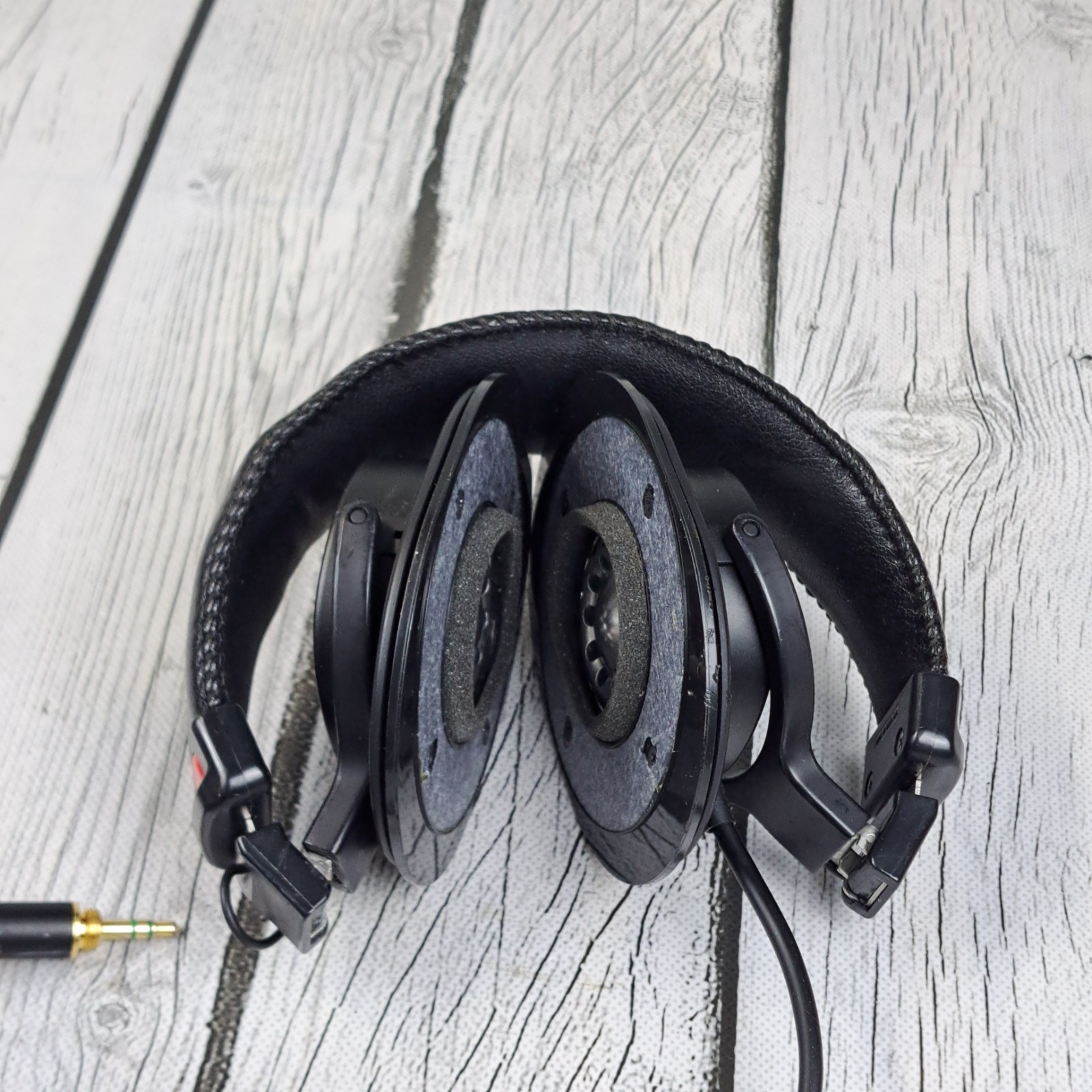 Sony MDR-7506 Professional Closed-Back Studio Monitor Headphones