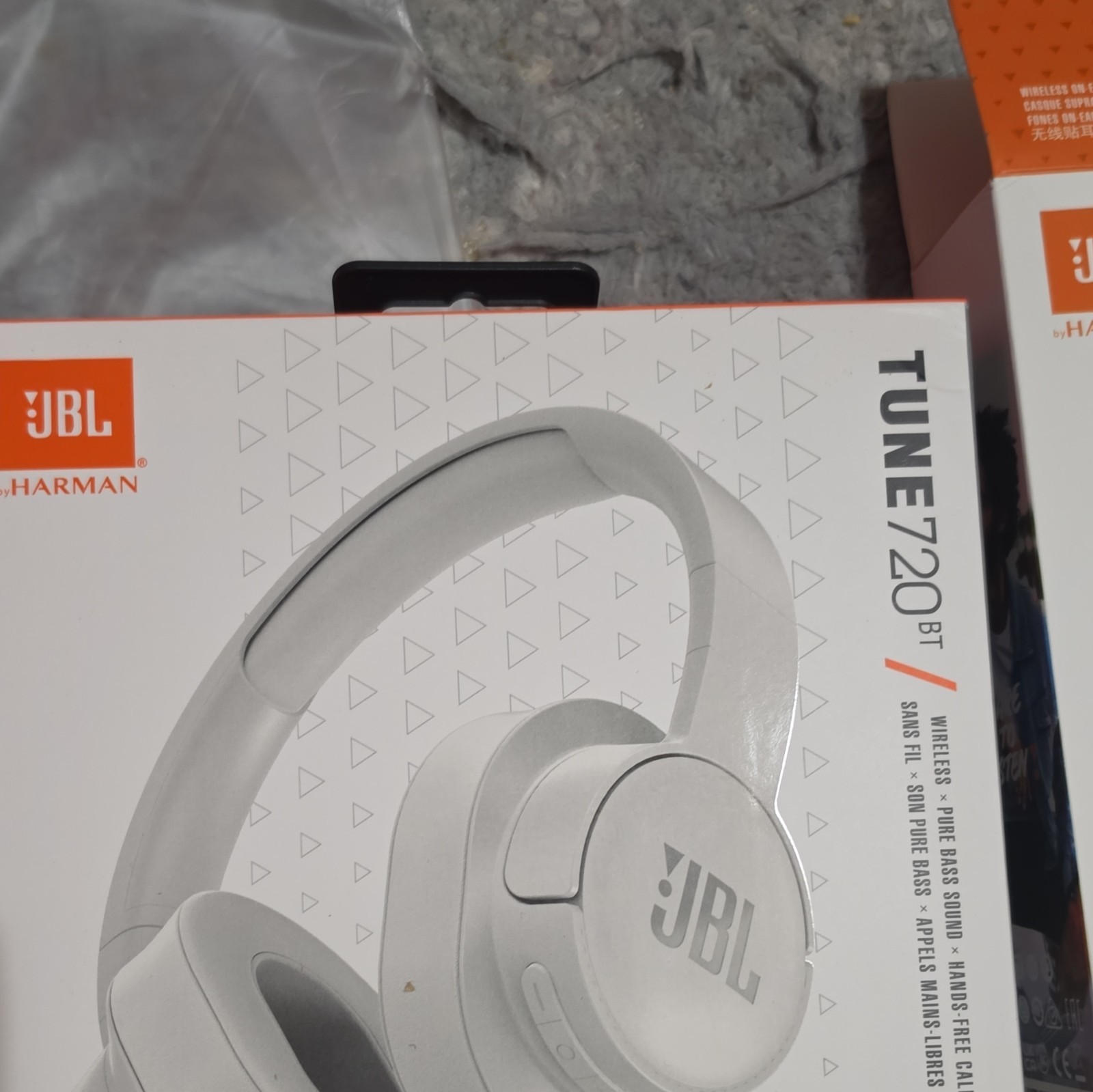 JBL Tune 720BT Bluetooth Wireless Over-Ear Headphones Built-In Mic White