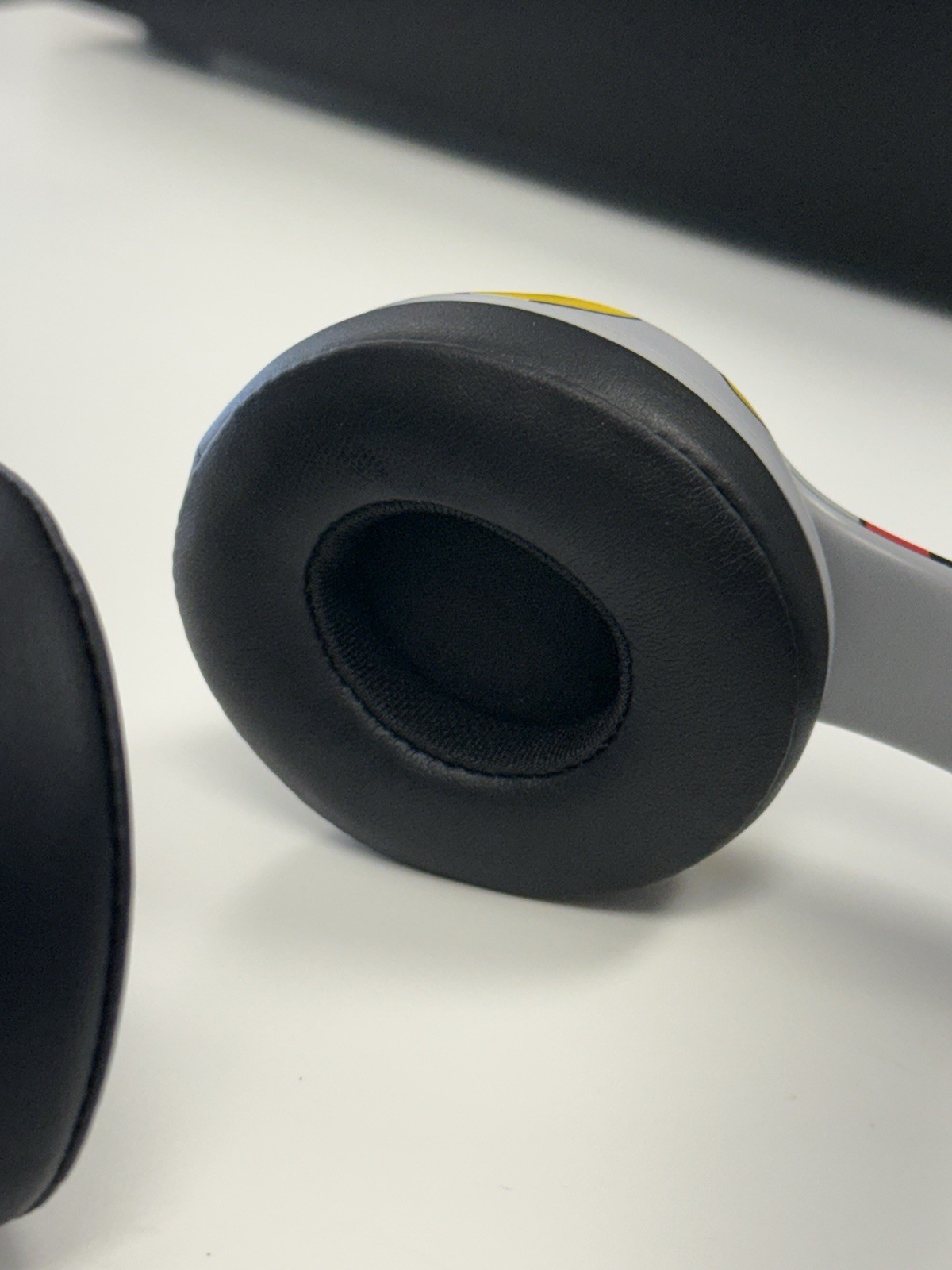 Beats Solo3 Wireless Mickey Mouse 90th Anniversary Edition A1796