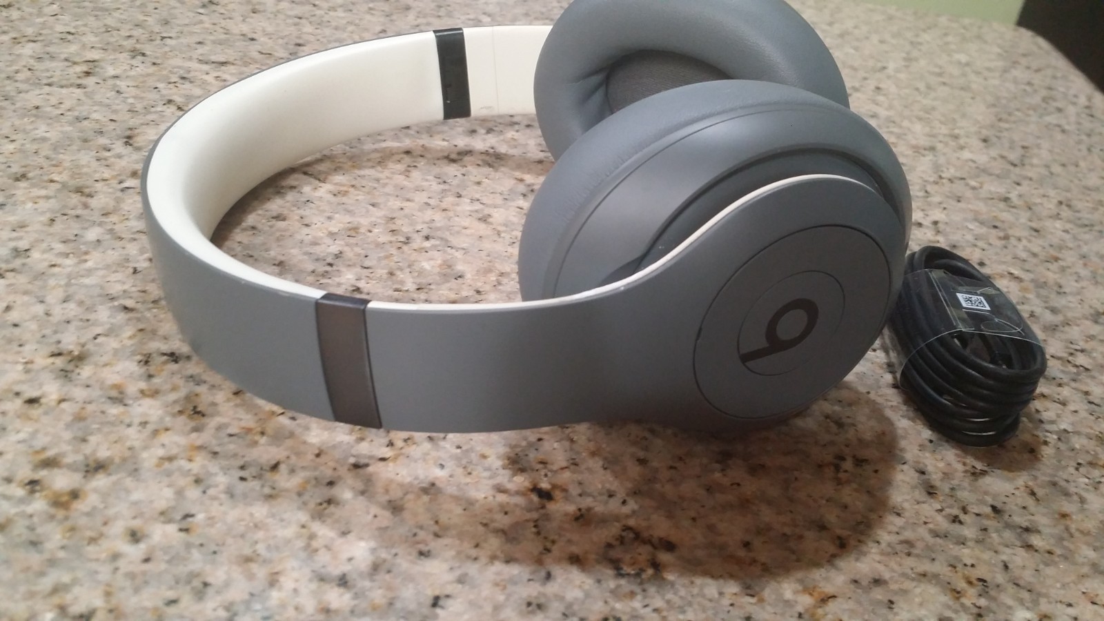 Beats by Dr. Dre Studio Pro Wireless Bluetooth Over-Ear headphones Gray colo