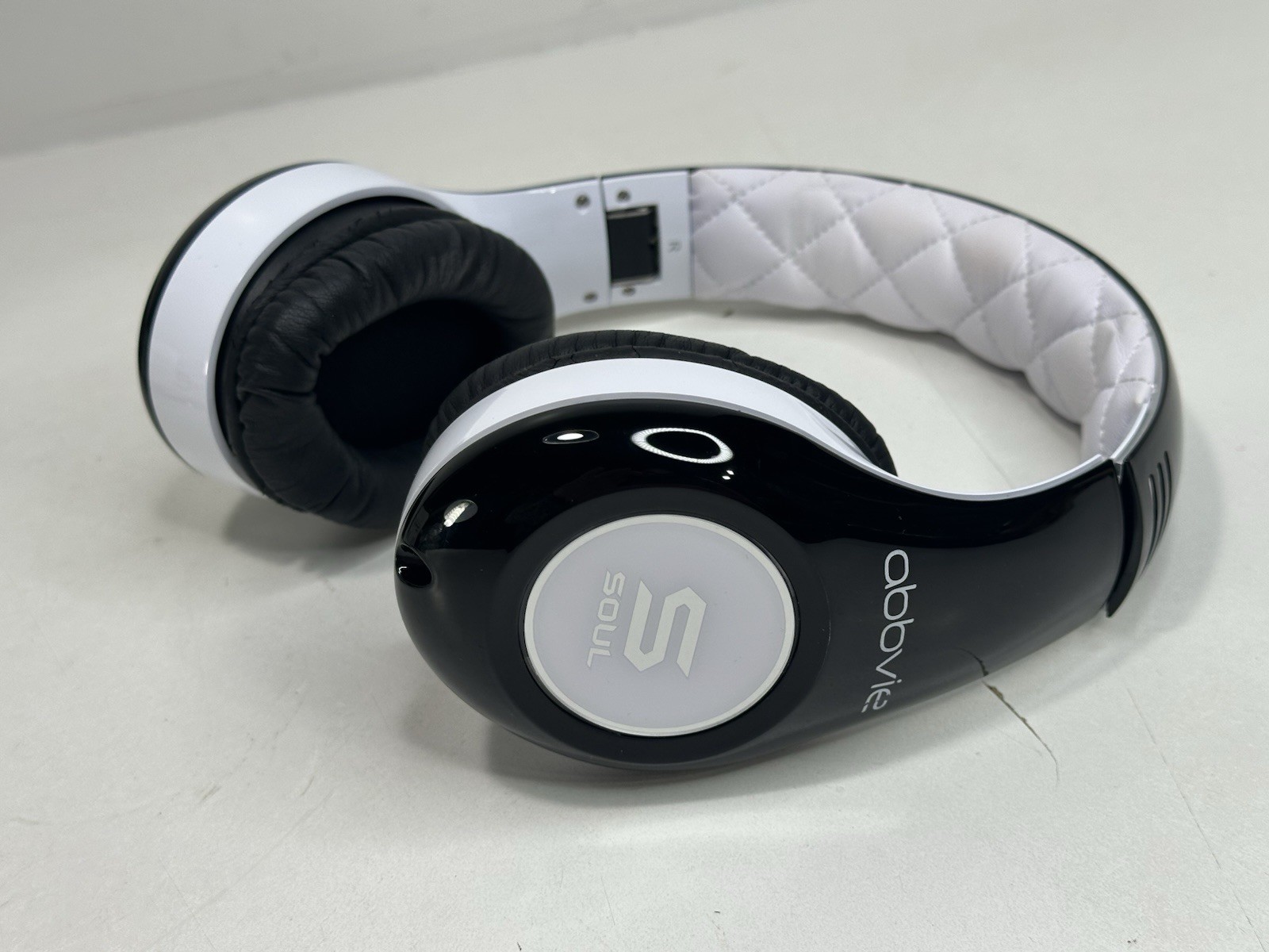 SOUL SL300 White/Black High Definition Noise Canceling Headphones by Ludacris