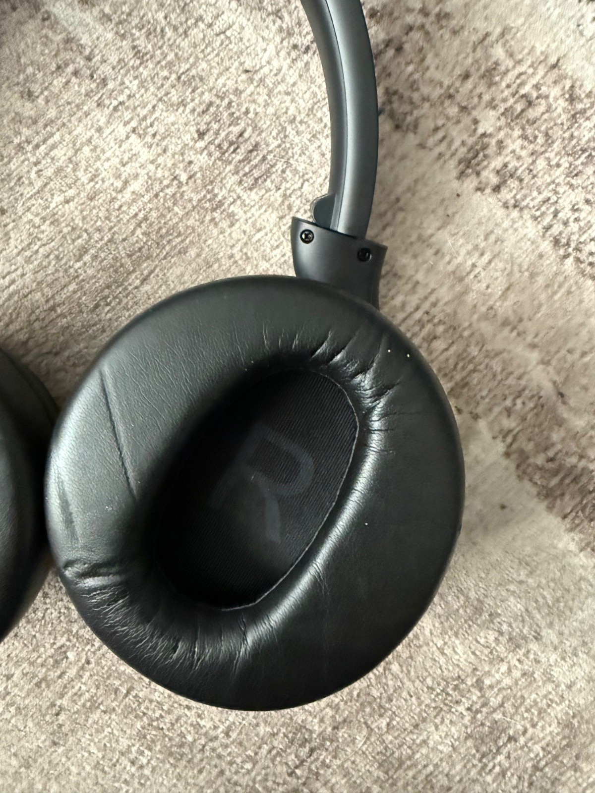 Wyze WNCH1 Wireless Noise-Cancelling Headphones Black 20-Hour Battery /Tested