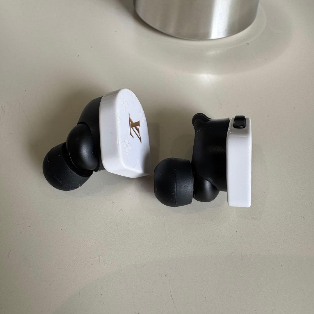 Louis Vuitton Wireless Earphones LV Logo White Gold Earbuds Charging Case O56
