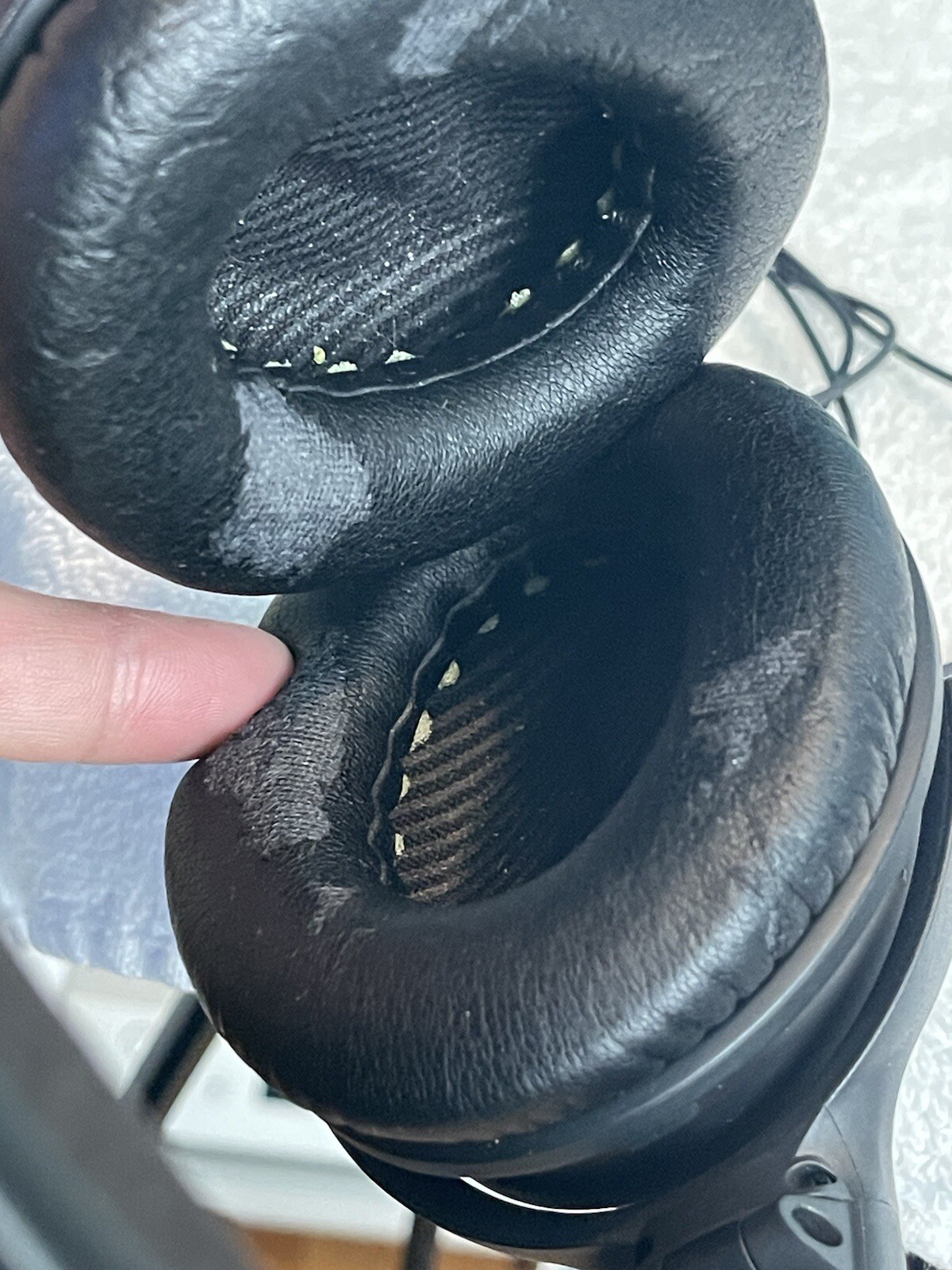 Bose QuietComfort 35 Over the Ear Wireless Headphones – Black Needs Ear Padding