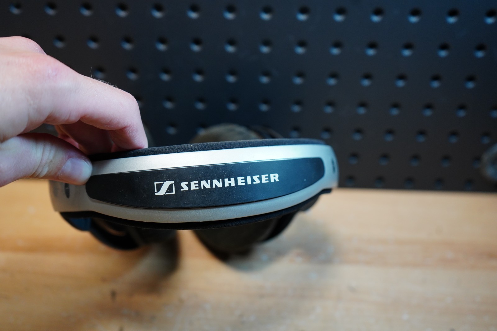 (N) Sennheiser HD 570 Over-Ear Open Back Headphones Worn Pads No Cable