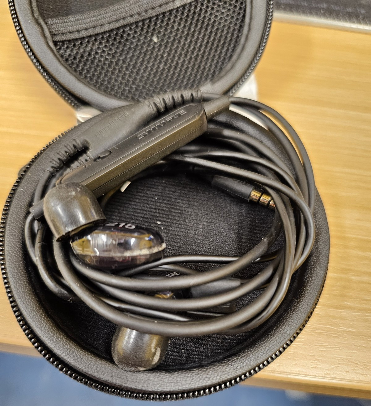 Shure AONIC SE-215 Wired Sound Isolating Earbuds Black