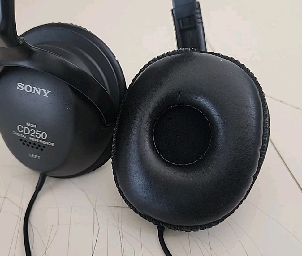 Vintage Sony MDR CD250 Digital Reference Corded Stereo Headphones 30mm Drivers