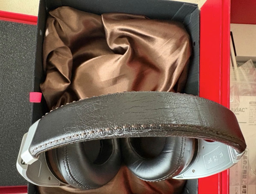 DENON AH-D7100 Over-Ear Headphones Brown 50mm Driver Natural Mahogany Housing