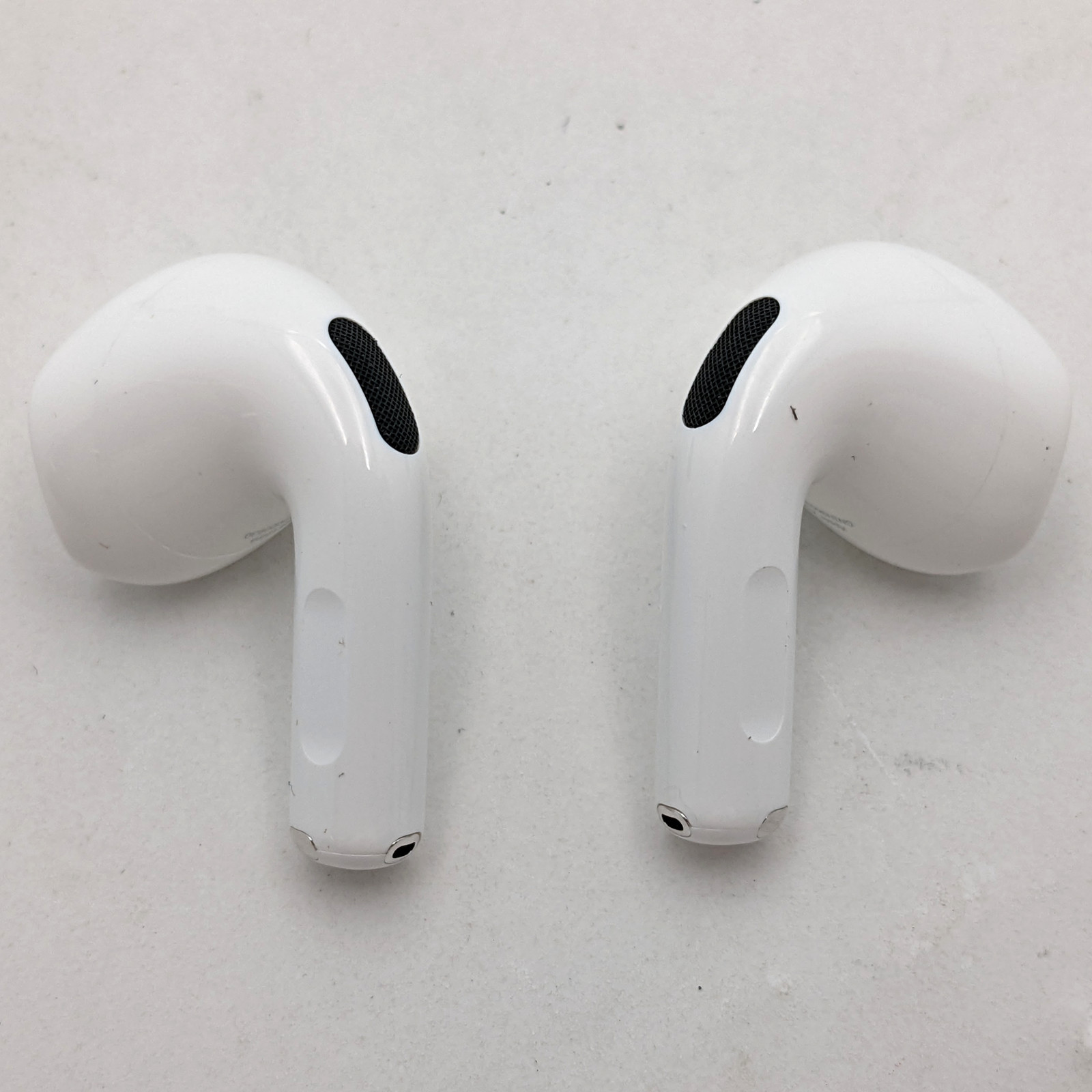 Apple AirPods 4th Gen Earbuds & Case – (A3050 A3053 A3058) – MXP63LL/A