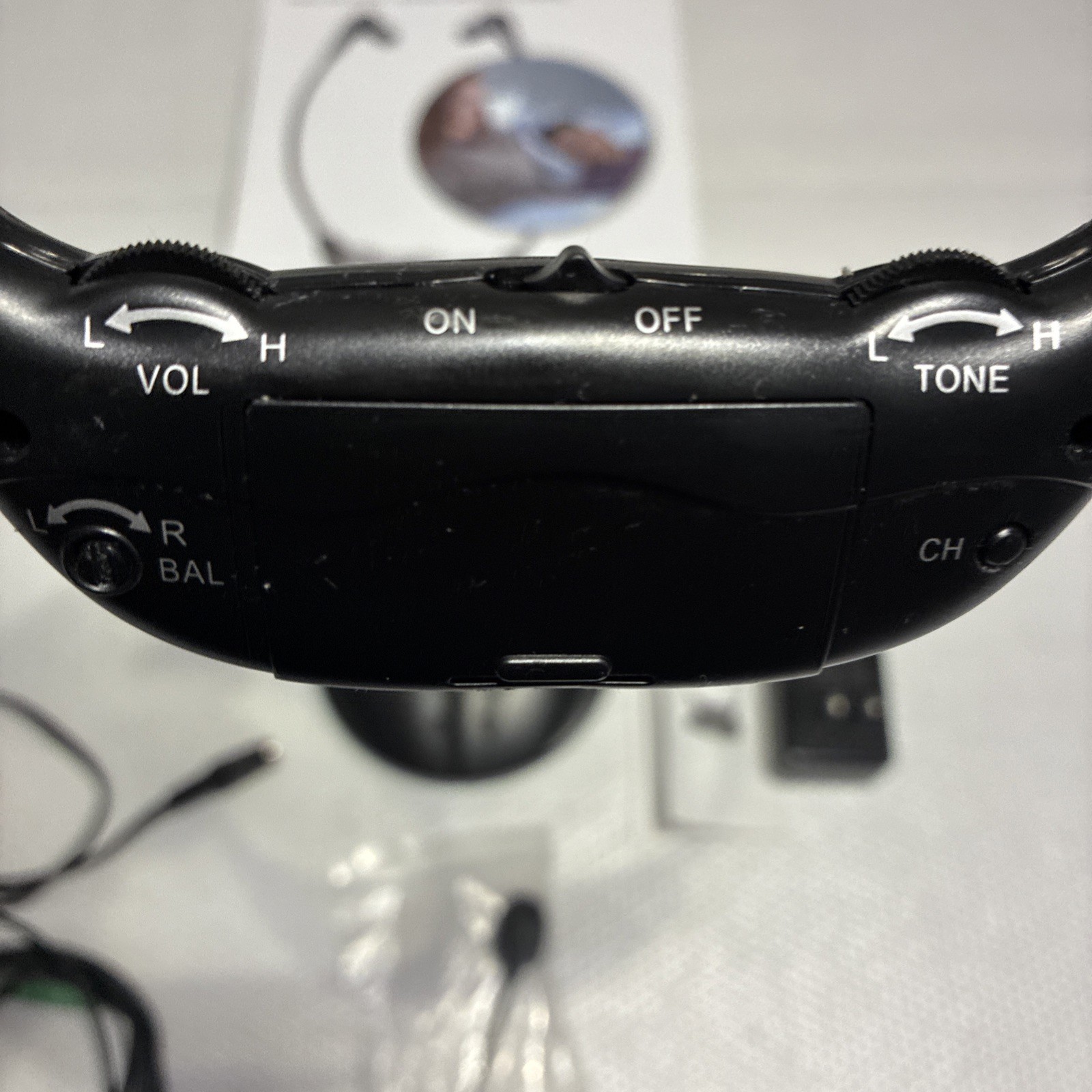 Brookstone Wireless Tv Earphones 2.4Gz Digital UHF Technology. Detachable Mic